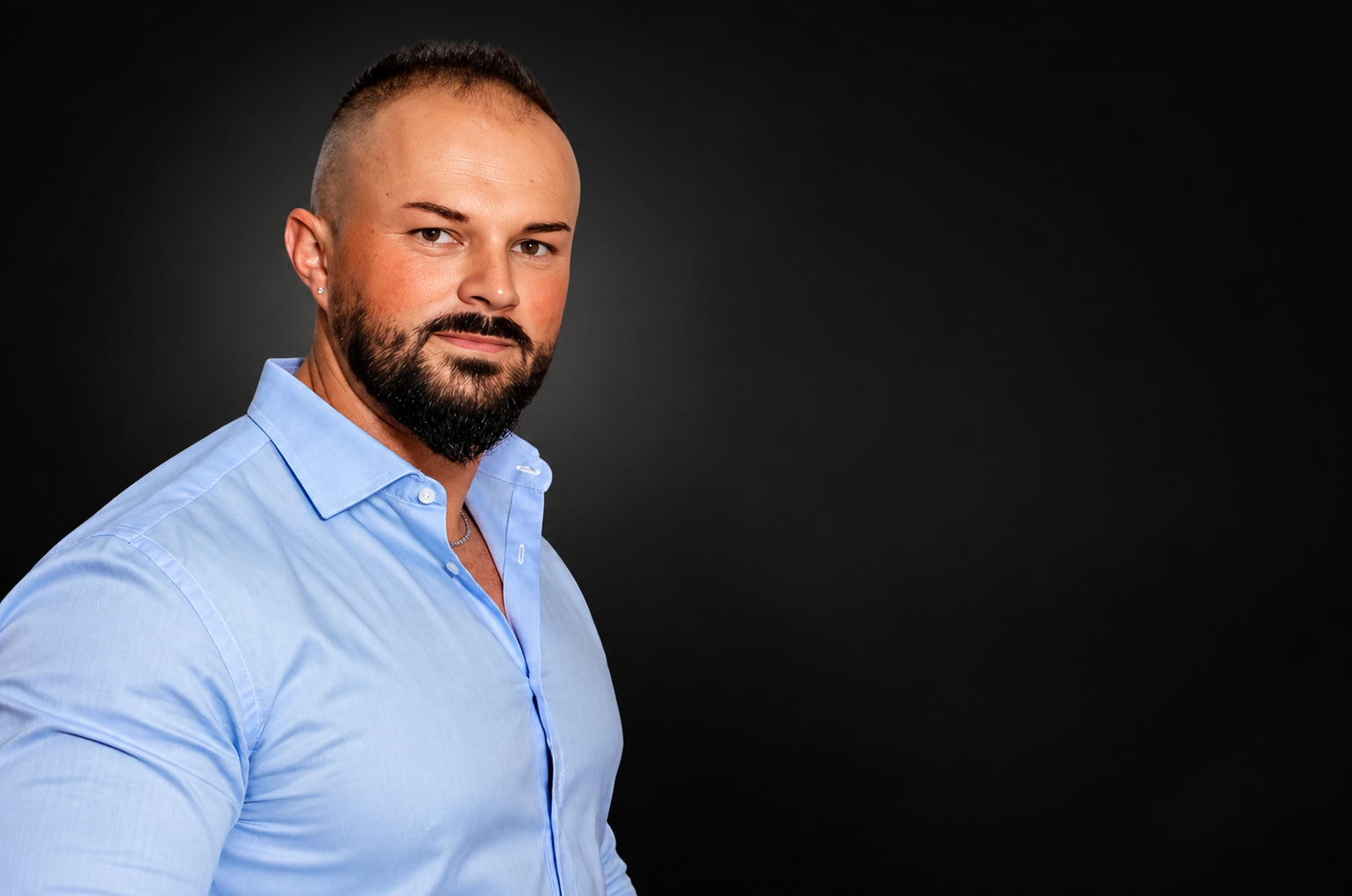 Ritratto fotografico del Furgonaro su sfondo antracite